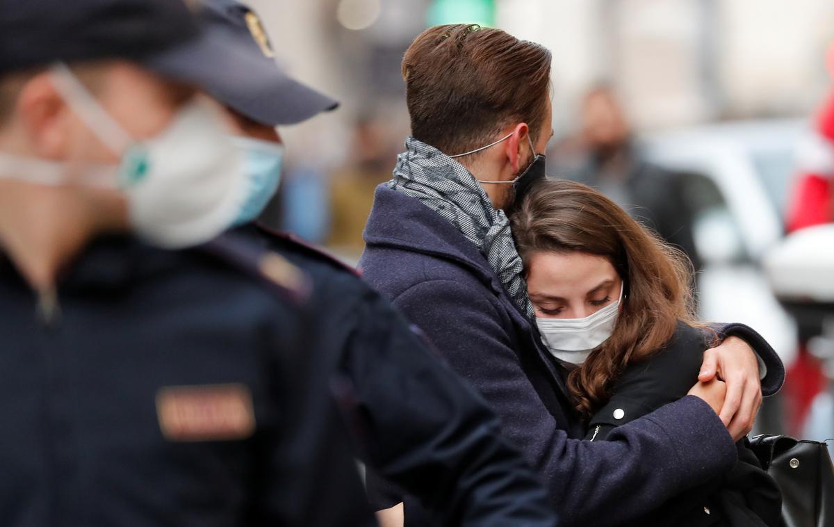 Italija Koronavirus Covid | V Italiji je uporaba zaščitnih mask obvezna tudi na prostem.  | Foto Reuters