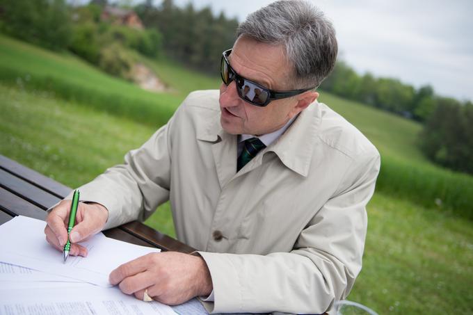 "Ko sem prišel na dvorišče Občine Kočevje, je bil prizor podoben, kot bi nenapovedano vstopil v prostor, kjer se ravnokar dogajajo orgije." | Foto: Klemen Korenjak