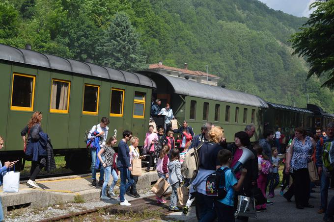 Udeleženci potovanja Eno žlahtno doživetje so so v Kanalu ob Soči presedli na avtobuse, v vlogi turističnih vodičev po osrčju Goriških brd pa so bili igralci serije.  | Foto: Tinca in Urban Kolman