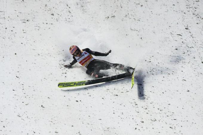 Stefan Kraft je po padcu v finalu in zdrsu na 18. mesto moral predati rumeno majico. | Foto: Reuters