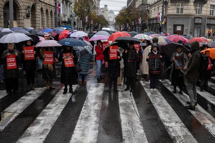 Novi Sad, protesti | Na protestnem shodu v znak solidarnosti z žrtvami zaradi zrušitve nadstreška na novosadski železniški postaji je na transparentih med drugim pisalo "Svoboda ljudem, zapor neljudem!" V spomin na žrtve so danes povsod po državi za 15 minut prekinili delo. Protestniki zahtevajo, da oblasti prevzamejo odgovornost za dogodek. | Foto Reuters