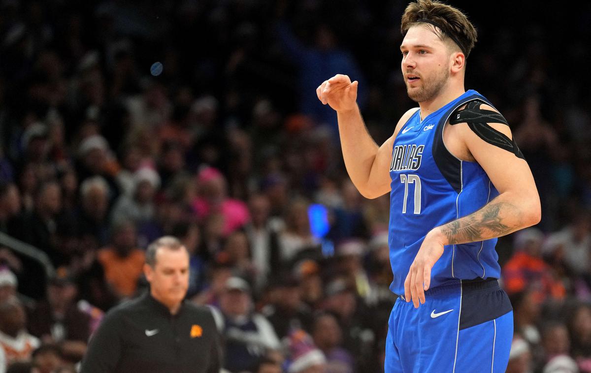 Phoenix Dallas | Luka Dončić je z Dallasom na božični dan na gostovanju v Arizoni dosegel kar 50 točk. Šestič v karieri je tako na tekmi lige NBA prispeval vsaj 50 točk ter postal šele četrti košarkar v zgodovini tekmovanja, ki mu je to uspelo na božični dan. | Foto Reuters