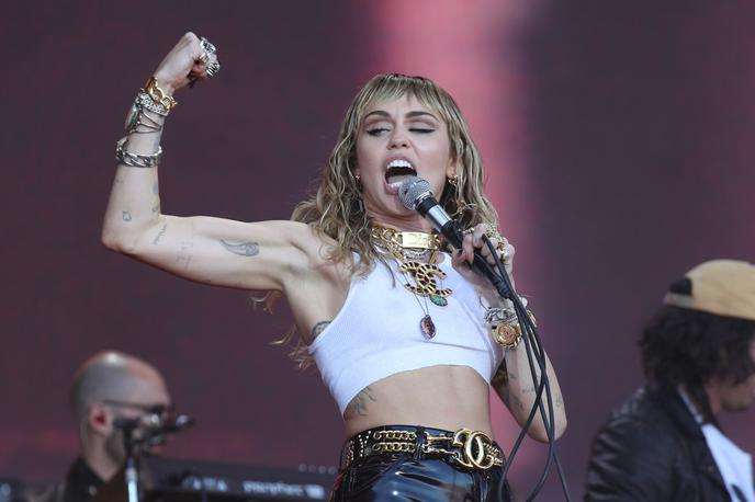 Miley Cyrus | Ameriška pevka Miley Cyrus je s pesmijo Flowers zasedla prvo mesto na Billboardovi lestvici Global 200. | Foto Profimedia