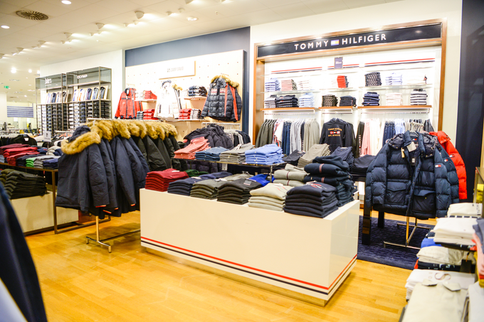 V nakupovalnem središču Europark lahko izbirate med priznanimi modnimi imeni, kot so Tommy Hilfiger, Armani, Calvin Klein, Guess, Hugo Boss, Pepe Jeans, s. Oliver. Foto: Bojan Mihalič | Foto: 