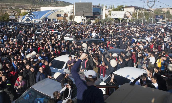 Po zmagi se je na ulicah Mahačkale, v prestolnici Dagestana, slavilo kot že dolgo ne.  | Foto: reuter