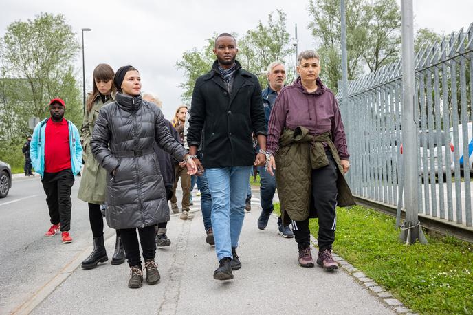 Nataša Sukić | Poslanka Levice Nataša Sukič se je v podporo prosilcema za azil, ki ju čaka vračilo, nanj priklenila. | Foto STA