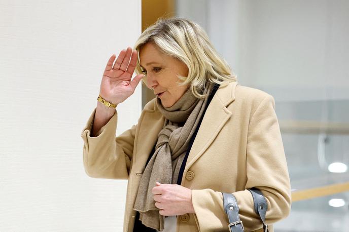 Marine Le Pen | Tožilstvo očita stranki Nacionalni zbor vzpostavitev sistema, s katerim so pogodbe asistentov evropskih poslancev med letoma 2004 in 2016 zagotavljali sodelavcem stranke, ki so se ukvarjali z delom v stranki in ne z evropskimi zadevami, kar predstavlja kršitev pravil EU. Celoten znesek neustrezno porabljenega denarja se giblje blizu sedmih milijonov evrov. | Foto Reuters