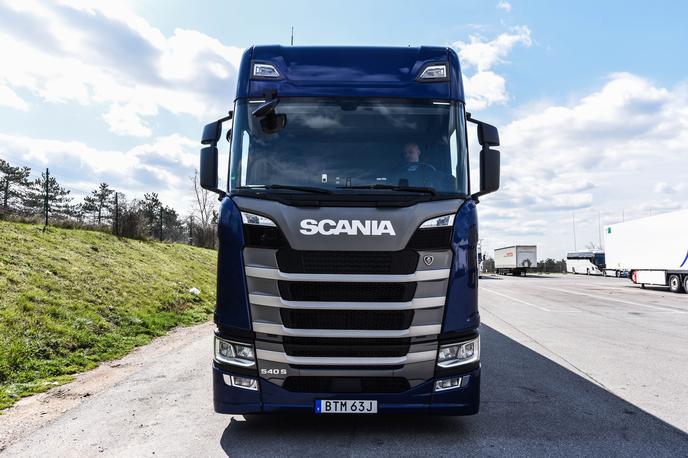 Scania 540 S | Veliko poudarka dajejo tudi na izobraževanju voznikov in lastnikov podjetij. Le tako bo izkoristek tako modernih tovornjakov maksimalen in tudi vožnja učinkovita. | Foto Gašper Pirman