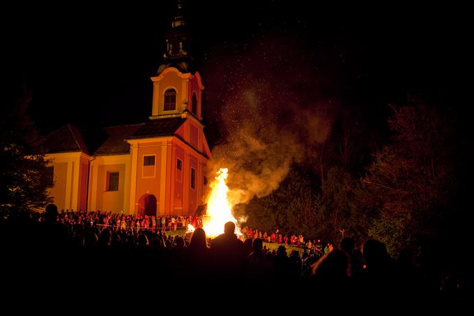 Značilno okrasje ob prazniku dela so bili rdeči nageljni, rdeče zastave in različno zelenje. Ljubljančani so z rdečimi nageljni v gumbnicah tradicionalno hodili na veselico na Rožnik, kar se je ohranilo do danes. | Foto: Matej Povše