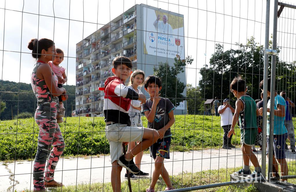 Papež Frančišek je obiskal romsko naselje Lunik IX v mestu Košice na vzhodu Slovaške.