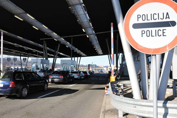 Mejni prehod Obrežje | Kriminalisti nadaljujejo z ugotavljanjem in potrjevanjem identitete pokojne in dveh državljanov Kitajske ter ugotavljanjem drugih okoliščin.  | Foto STA