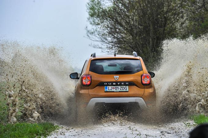 Testni duster z najvišjo stopnjo opreme, 80-kilovatnim dizelskim motorjem in ročnim šeststopenjskim menjalnikom je stal 19.700 evrov. | Foto: Gašper Pirman