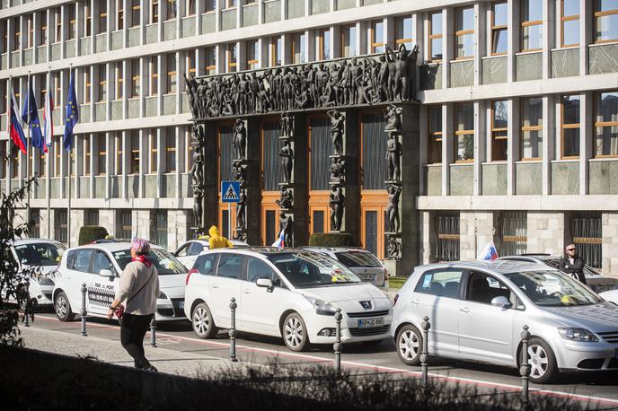 Protest taksistov | Policija je 57 taksistom zaradi protesta pred državnim zborom izrekla za skoraj 23 tisoč evrov kazni. | Foto STA