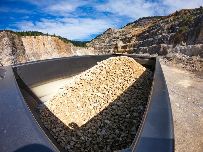 Ta kup peska je dejansko dodatnih 16 ton tovora. | Foto: Gregor Pavšič