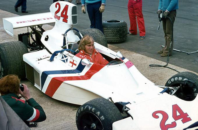 James Hunt v dirkalniku moštva Hesketh, ki je bankrotiralo. Ostanke moštva je kupil Slovenec Walter Wolf. | Foto: Thomas Hilmes/Wikimedia Commons