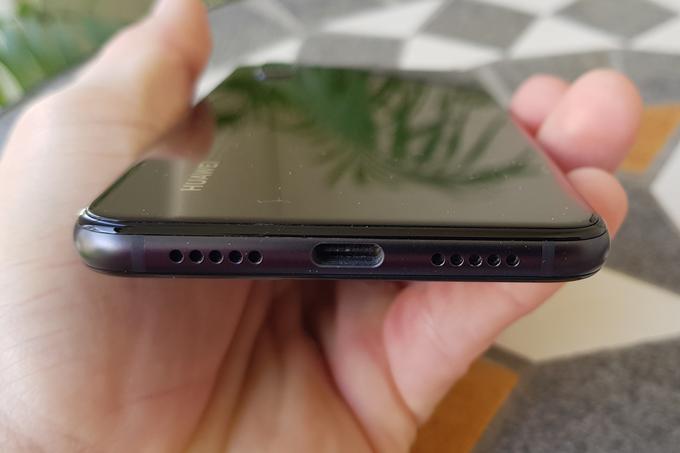 Baterijo pametnega telefona huawei P20 polnimo prek ovalnega priključka USB-C. Žal med preizkusom nismo mogli preveriti, kako hitro se telefon polni s priloženim polnilcem, ker so nam ga pozabili poslati, smo pa na spletu zasledili informacije, da zelo hitro - od nič do šestdeset odstotkov napolnjenosti v samo 30 minutah.  | Foto: Matic Tomšič