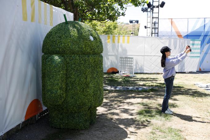 Google je na konferenci I/O predstavil nekaj najpomembnejših novosti prihajajočega operacijskega sistema Android P, ki bo najverjetneje na voljo ob koncu leta 2018. Bilo jih je še precej več, kot smo jih našteli v spodnjem prispevku, a osredotočili smo se na tiste, ki bodo dejansko tudi uporabne v resničnih scenarijih ter namenjene množični uporabi, ne le ozkemu krogu uporabnikov. Na fotografiji zeleni vesoljček, maskota operacijskega sistema Android, na konferenci Google I/O. | Foto: Reuters