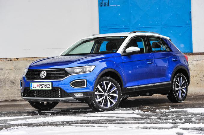 Volkswagen t-roc je eden zadnjih avtomobilskih modelov, ki kupce privablja z dvobarvno karoserijo in celo modro obarvanimi aluminijastimi platišči. | Foto: Gašper Pirman