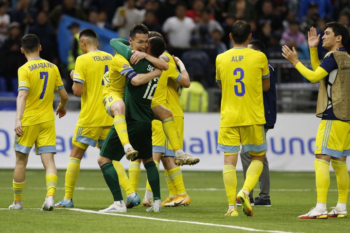 Veselje nogometašev Kazahstana po lanskoletni domači zmagi nad Slovaško (2:1). Danes so Kazahstanci 115. na lestvici Fife. Za Slovenijo zaostajajo 53 mest. | Foto: Guliverimage/Vladimir Fedorenko