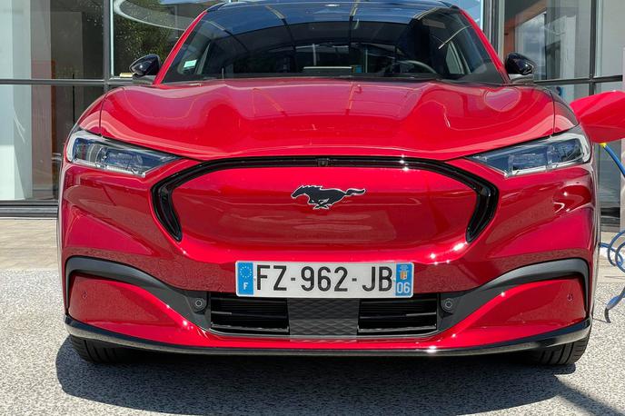 Ford mustang mach E | Ford je za svoj prvi namenski električni avtomobil izbral mustangovo ime in tudi prepoznavno ikono na nosu vozila. | Foto Gregor Pavšič