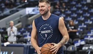 Luka Dončić je imel na uvodni tekmi posebni navijačici