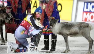 Vlhovi boj s povratnico Shiffrinovo, Neja Dvornik do prvih točk