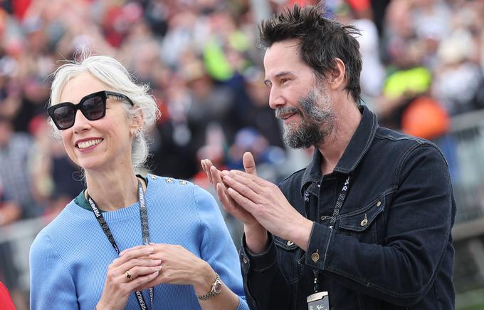 Keanu Reeves s partnerko Alexandro Grant v začetku julija na dirkališču Sachsenring na Grand Prix v Nemčiji | Foto: Guliverimage