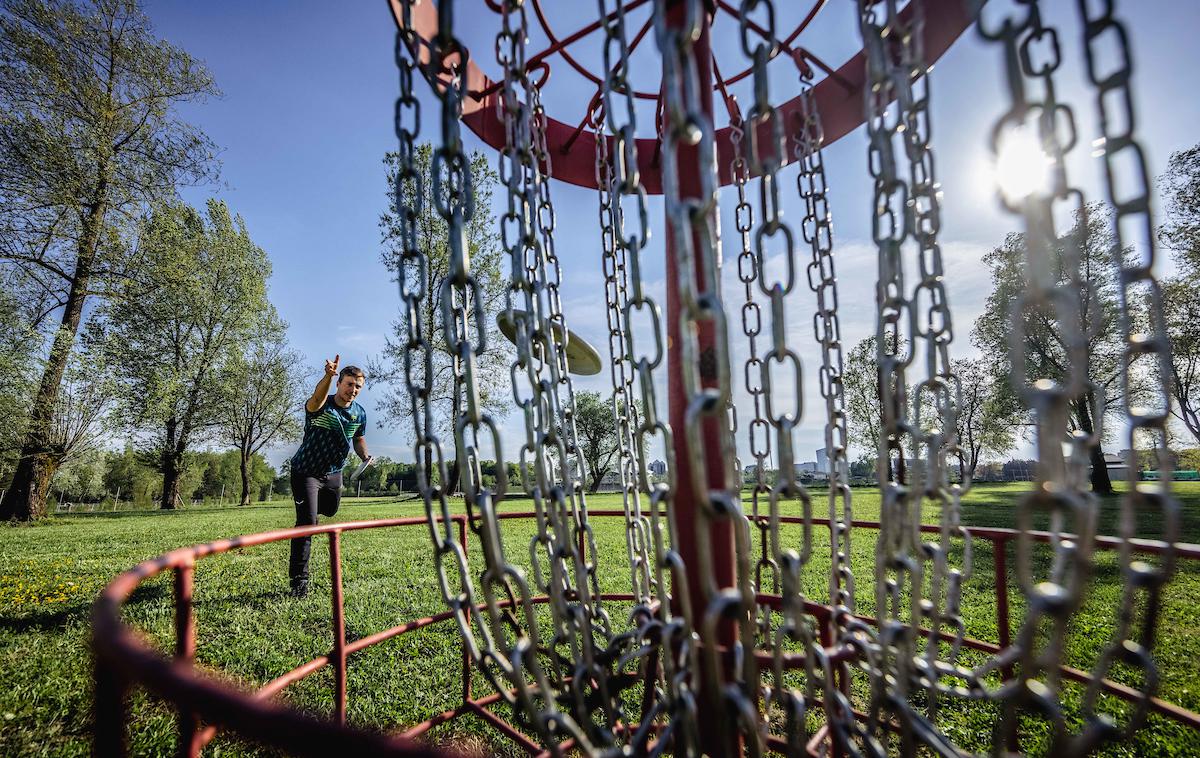 Disk Golf Savnik | Disk golf je aktivnost, ki jo lahko igraš sam, s prijatelji ali z družino. Je primerna rekreacija za mlado in staro, za oba spola. Pri disk golfu se mečejo frizbiji (diski), cilj igre pa je, da se skuša vsako progo končati s čim manj meti. Frizbi je treba spraviti v železno košaro (koš). Igra se nadaljuje tam, kjer je po predhodnem metu padel frizbi. Pravila so na las podobna tradicionalnemu golfu. | Foto Vid Ponikvar