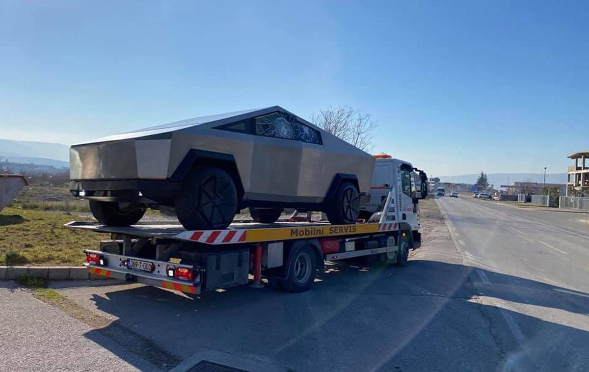 Tesla cybertruck Bosna | Slovo replike cybertrucka iz Mostarja | Foto Igor Krezić