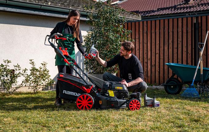 Na servisu strokovno uredijo menjavo filtra, menjavo olja, brušenje noža in pregled svečke. | Foto: Eurogarden