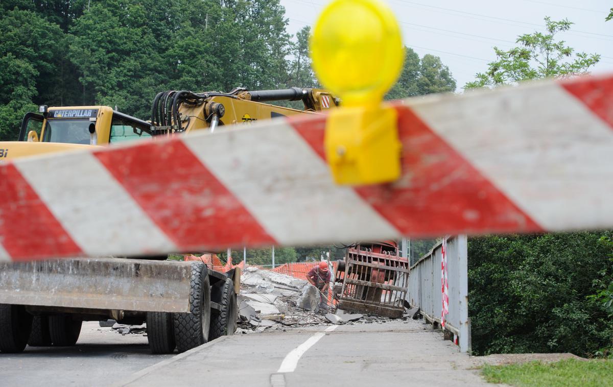 Zapora ceste | Odločili so se za popolno zaporo krožišča.  | Foto STA