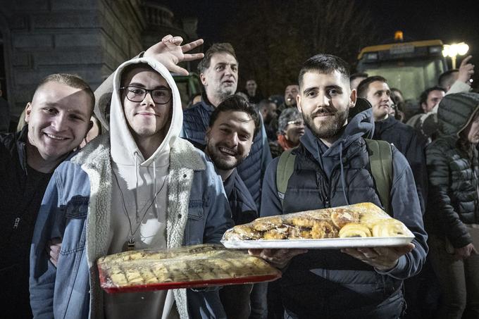 Študent Filip je pripravil sladice za someščane iz Bogatića, ki so pred tremi dnevi krenili proti Beogradu peš in s traktorji. Študenta zgodovine pri protestih in blokadi fakultete podpira tudi brat Stefan, ki je že končal študij veterine. | Foto: Ana Kovač