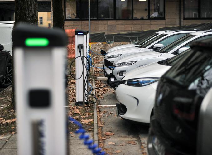 Salobir v prihodnosti napoveduje zelo pomembno vlogo polnjenja električnih vozil tudi v službi in ne le doma. To bo povezano z domnevno cenejšo električno energijo prek dneva. | Foto: Gregor Pavšič