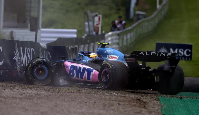 Takole je ob koncu treninga Pierre Gasly razbil svoj Alpinov dirkalnik. | Foto: Reuters