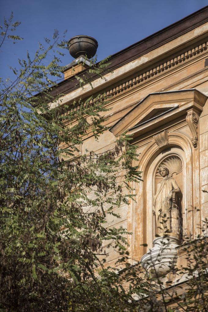 Arhitekt neorenesančne stavbe ni znan, prav tako tudi ne avtor dveh kipov na njenem pročelju. Nastala je med letoma 1869 in 1972. | Foto: Matej Leskovšek