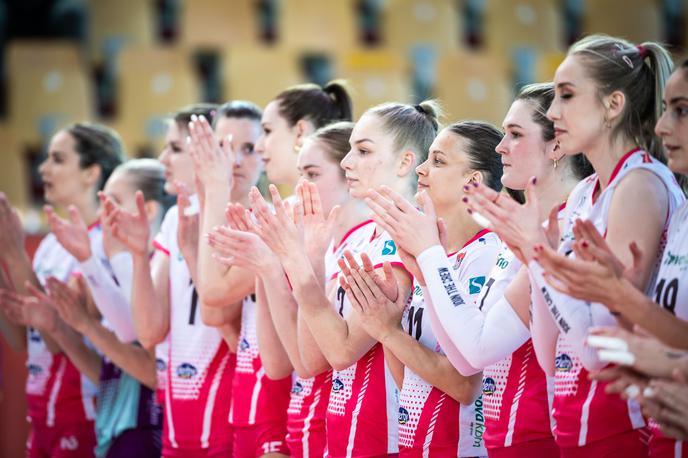 Nova KBM Branik, odbojka | Mariborske odbojkarice so morali v finalu slovenskega državnega prvenstva zaploskati tekmicam iz Kamnika, zdaj klubsko sezono začenjajo s superpokalom srednjeevropske lige in pod novim imenom OTP Banka Branik. | Foto Jure Banfi