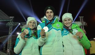 Veter slovenskim smučarskim skakalcem odpihnil zmago