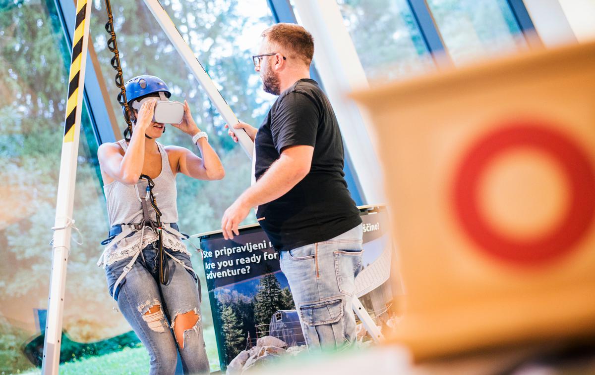 virtualni zipline triglav | V Slovenskem planinskem muzeju se bo po novem s Triglava mogoče spustiti kar po ziplinu. "Varno, v natikačih in brez helikopterske pomoči," namigne Matjaž Podlipnik, koordinator za turizem v Občini Kranjska Gora, ki je pomagal pri prikazu interaktivne novosti. | Foto Peter Podobnik/Sportida