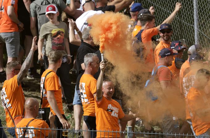 Kot je zdaj že v navadi: številni nizozemski in Red Bullovi navijači na Red Bull Ringu v Spielbergu | Foto: Reuters