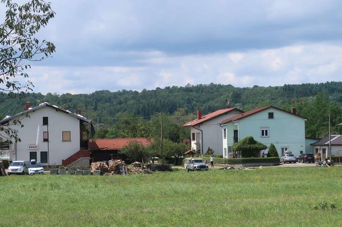 Kot je izpostavil Sandi Curk, so se vse pristojne službe med torkovim neurjem odzvale izredno hitro, že nekaj minut po začetku tornada je bila aktivirana civilna zaščita z vodenjem občinskega štaba in župana občine Ilirska Bistrica in pa tudi direktnim vodenjem tako regijskega štaba civilne zaščite kot tudi poveljnika civilne Srečka Šestana. Med neurjem sta bili evakuirani dve družini, vsi ostali pa so ostali na svojih domovih. Ponesrečenih ni bilo. | Foto: Matic Prevc/STA