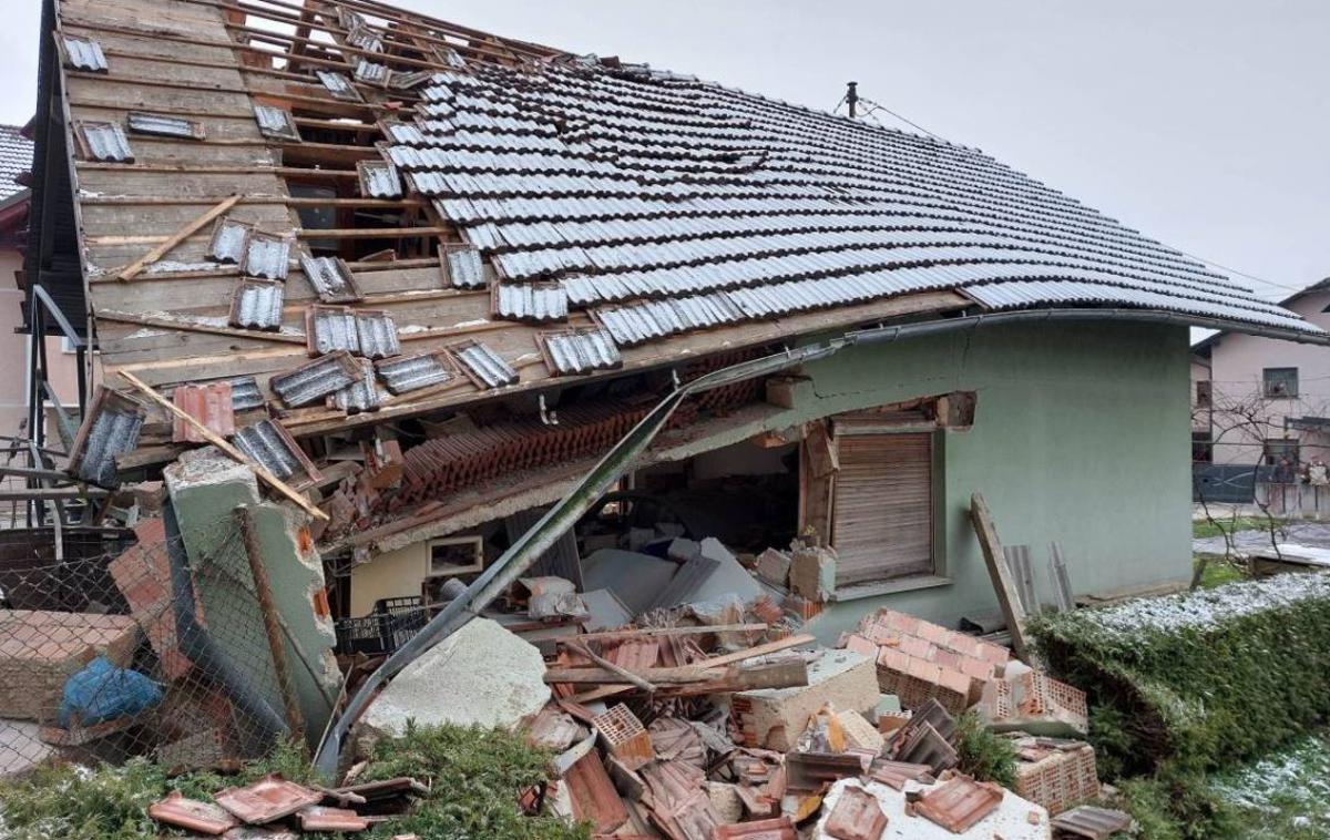 eksplozija Domžale | Preiskava dogodka še poteka, krivo naj bi bilo uhajanje plina iz jeklenke.  | Foto CZR Domžale