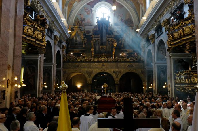 Stolnica svetega Nikolaja | Cvikl je opozoril, da pomen božiča "ni samo v zunanjosti, sijaju lučk in okraskov, ampak tudi v programu in načrtu za prihodnost, kako naj živimo s svojo vero". "Bog je z nami in je med nami. Obhajati božič v vsej svoji resničnosti pomeni začutiti in doživeti Boga med nami. Samo takšen božič lahko napolni naše srce s tolažbo, upanjem in mirom," je zaključil. | Foto STA