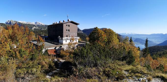 Dom na Komni je odprt vse leto (zadnja leta sicer za krajši čas zaprejo novembra), saj je priljubljena destinacija tudi v zimskem času. | Foto: Matej Podgoršek