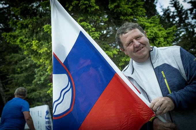 Robi iz Šenčurja s slovensko trobojnico, ki menda prinaša uspehe slovenskim športnikom. | Foto: Ana Kovač