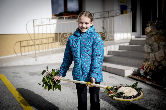 "Moja potica predstavlja lopar in na njem kruh. Z loparjem kruh potisnem v krušno peč. Ta motiv sem izbrala, ker mami rada pomagam pri peki kruha, pa tudi kuham rada," nam je pojasnila domačinka Neja Atelšek.  | Foto: Ana Kovač