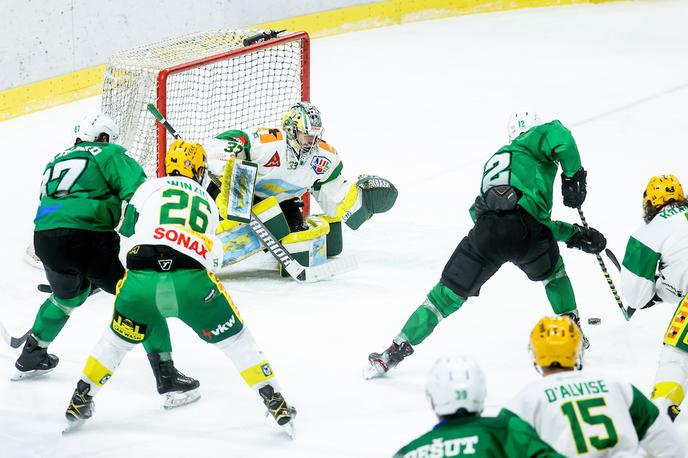 hk Olimpija Lustenau hokej | Olimpija je v torek vknjižila prvi poraz v letošnji končnici. Lustenau je bledo ljubljansko predstavo kaznoval z zmago z 2:1 in tem, da morajo zmaji še na eno gostovanje. Ljubljančani tja potujejo danes, odločeni so, da v četrtek končajo serijo in se uvrstijo v finale Alpske lige. | Foto Vid Ponikvar