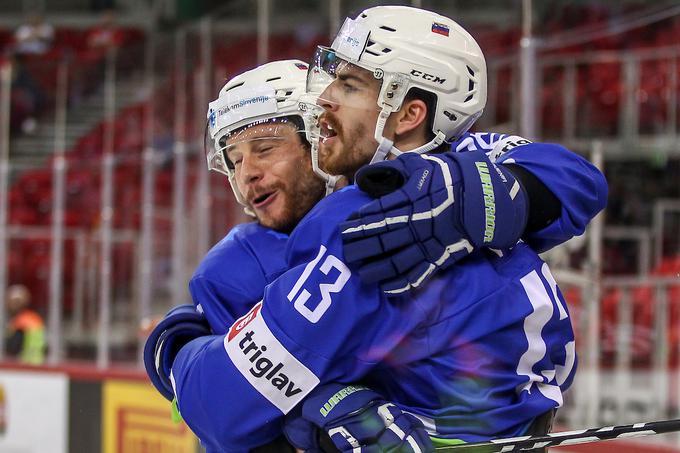 Jan Urbas in Miha Verlič v Nemčiji še nista začela prvenstva, zadnjo tekmo sta odigrala pred skoraj osmimi meseci. Kopitarja bolj kot za izkušene igralce skrbi za mlajše, na katerih zna "koronaobdobje" pustiti več posledic. | Foto: Sportida