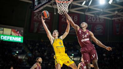 Crvena zvezda ostaja brez zmage v gosteh, Barcelona zapravila 16 točk prednosti