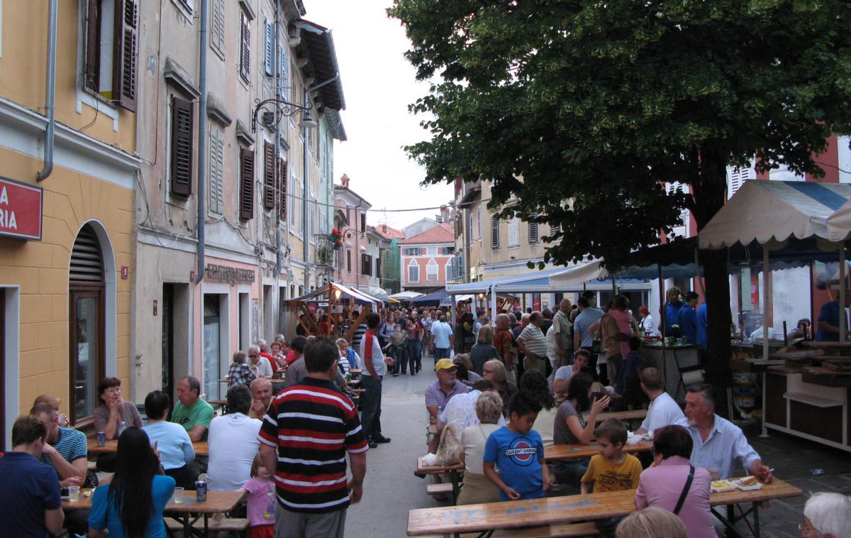 Tradicionalni praznik oljk v Izoli | Na prireditvenem prostoru na Verdijevi in Ljubljanski ulici ter na Manziolijevem trgu bodo številni ponudniki v soboto med 19. uro in polnočjo ponujali svoje pridelke, dobro poskrbljeno pa bo tudi za gostinsko ponudbo ribjih jedi. | Foto STA