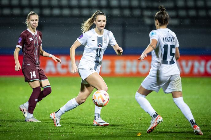 slovenska ženska nogometna reprezentanca Lara Prašnikar | Slovenke bodo z Avstrijkami igrale 21. in 29. oktobra. | Foto Jure Banfi/alesfevzer.com